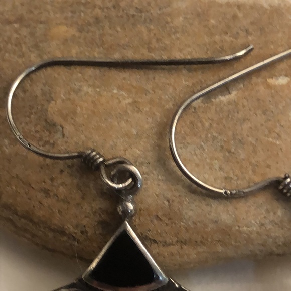 Sterling silver and inlaid onyx hook earrings - Picture 2 of 4